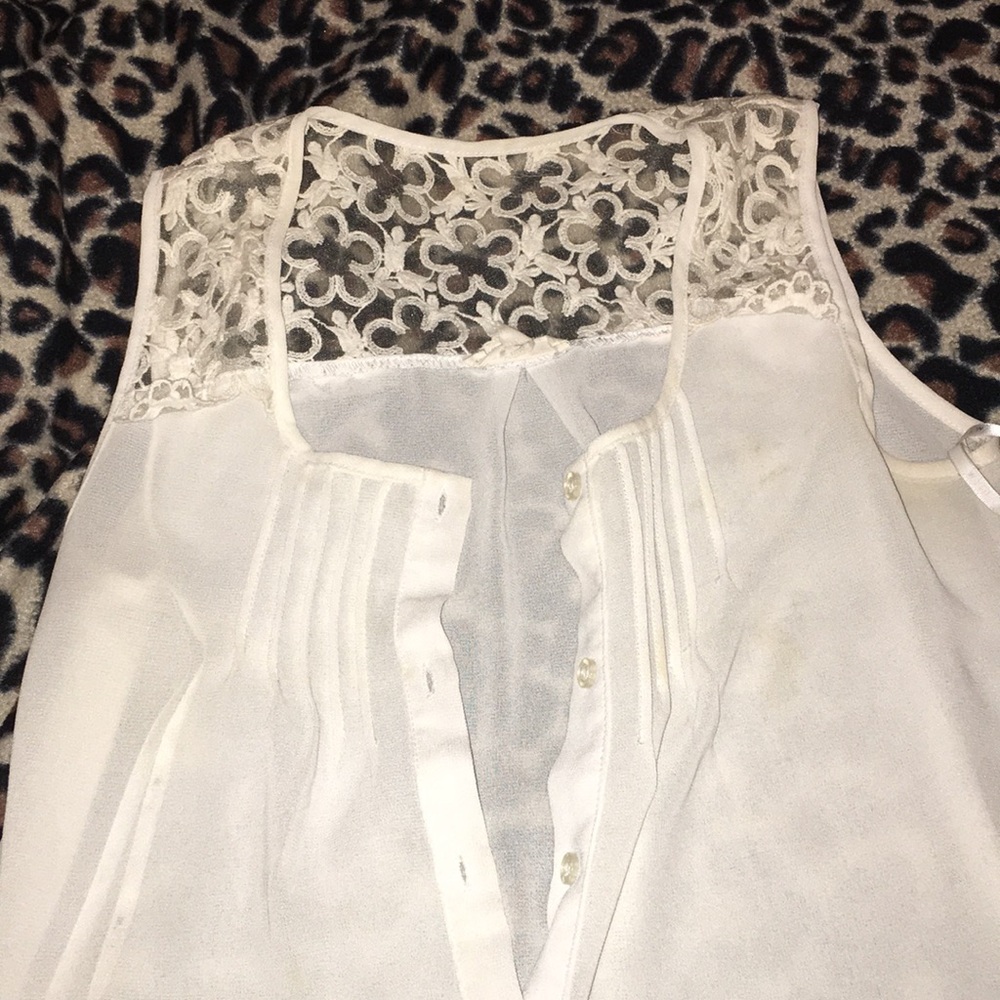 WHITE BLOUSE BUTTON DOWN